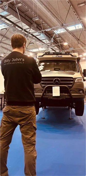 Mercedes Sprinter auf AMPLO-Hubstützen in der Technikhalle